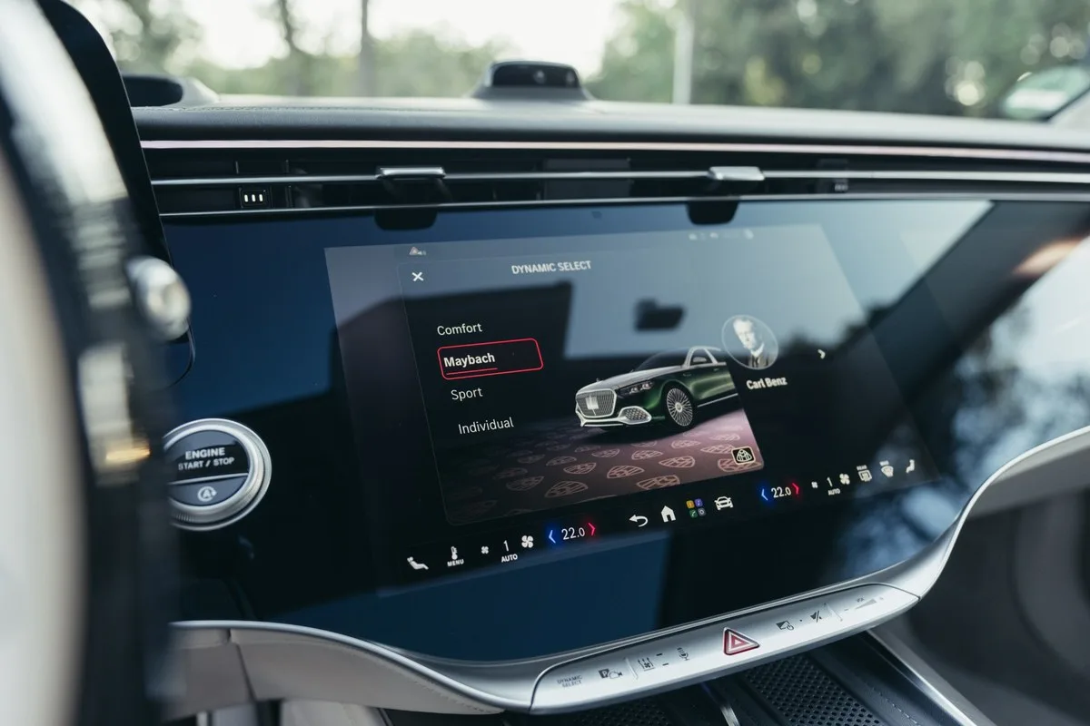 Central touchscreen of the Mercedes-Maybach S-Class showing the DYNAMIC SELECT menu with the Maybach comfort mode selected