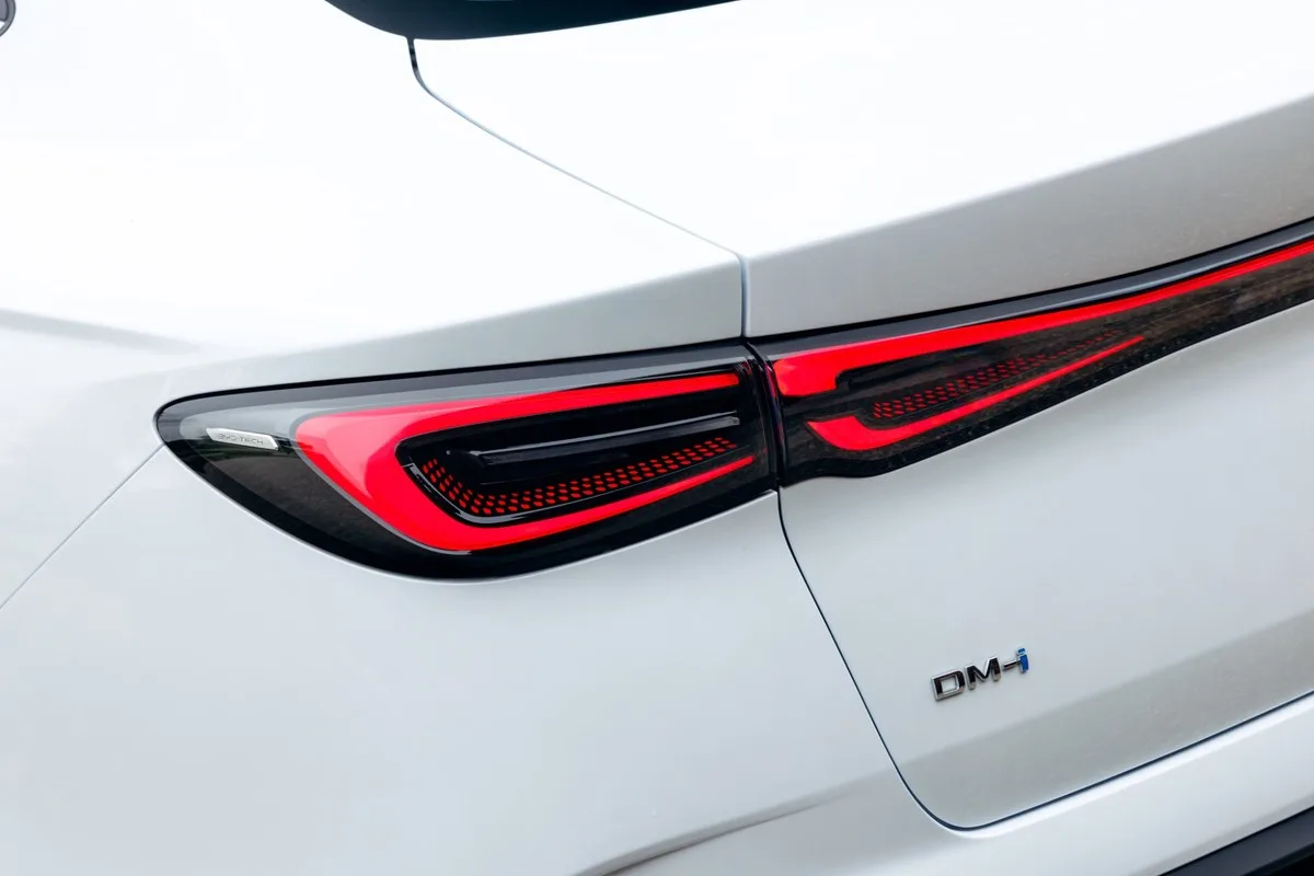 BYD Seal 6 Sedan tail-light and DM-i badge