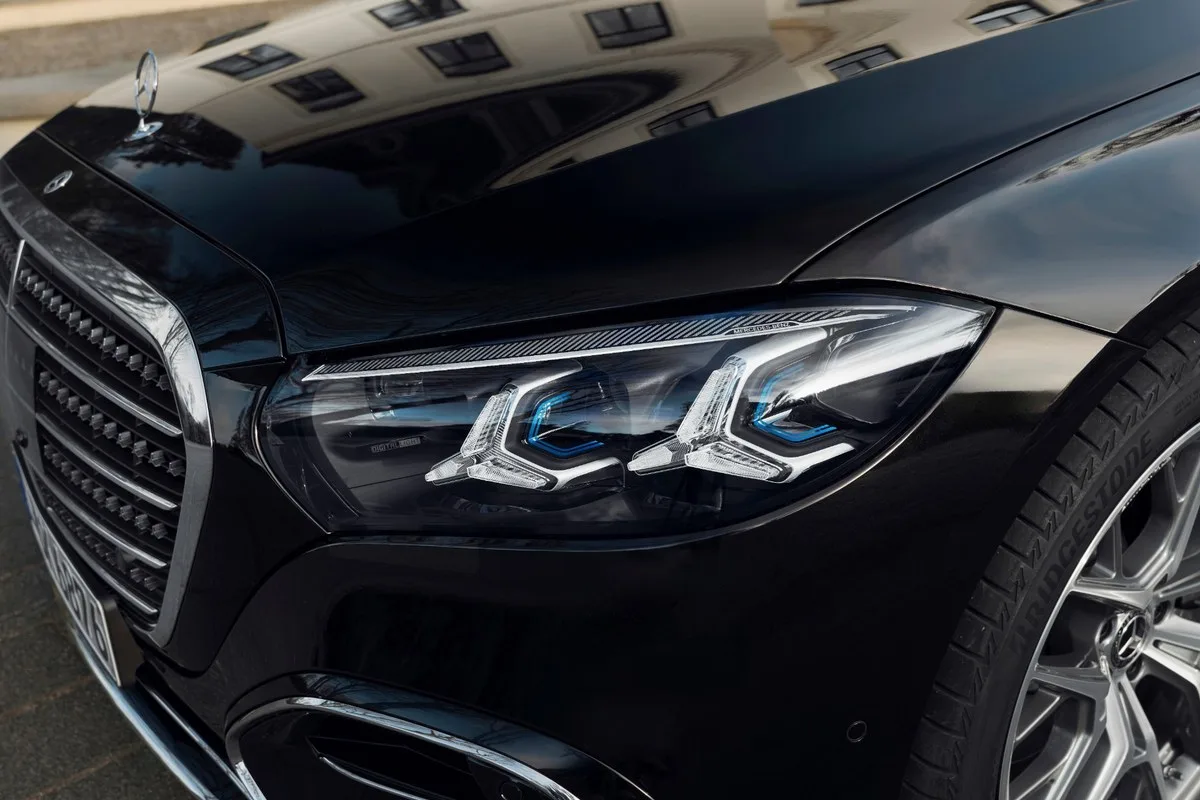 Close-up of the 2026 Mercedes-Benz S-Class DIGITAL LIGHT headlamp and the larger grille