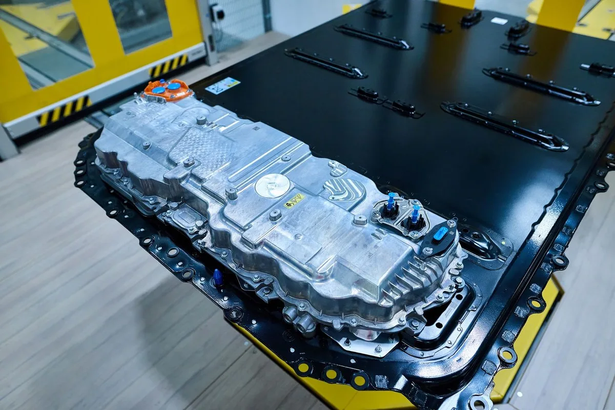 Close-up of the aluminium housing on top of the BMW Gen6 high-voltage battery