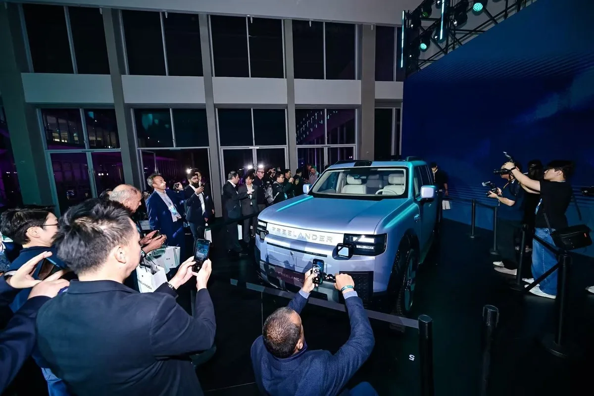 Guests photographing Freelander 8 at its global launch