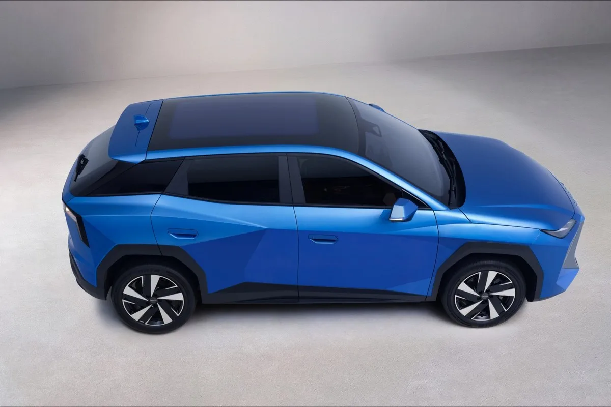 Blue Omoda 4 side profile from above with panoramic glass roof