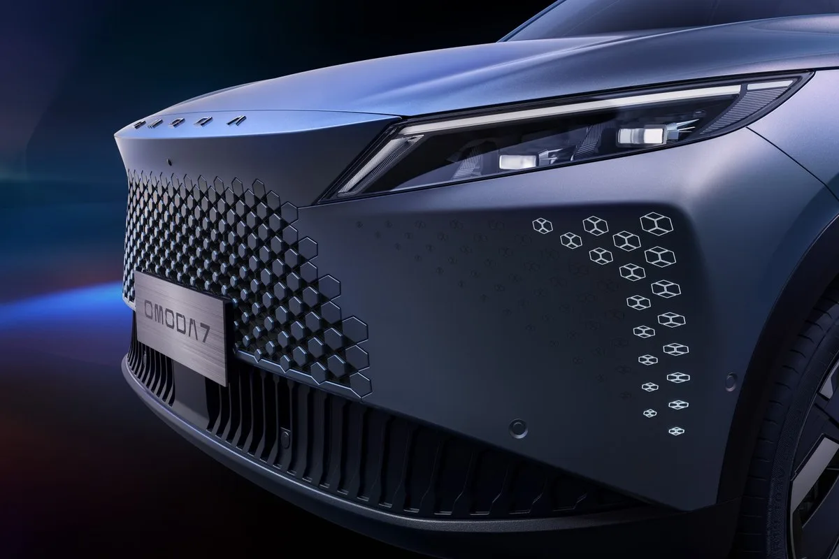 Omoda 7 front grille detail with hexagonal mesh and headlight