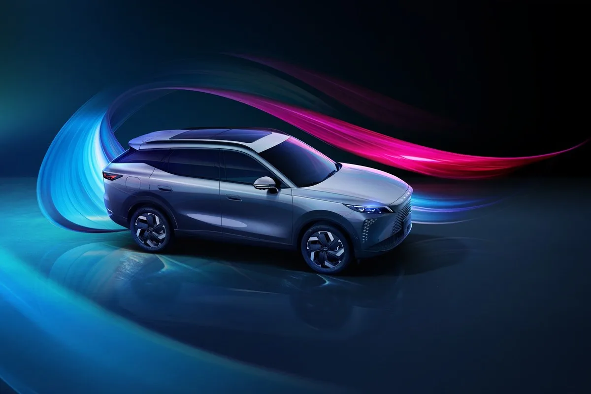 Silver Omoda 7 side profile with panoramic roof