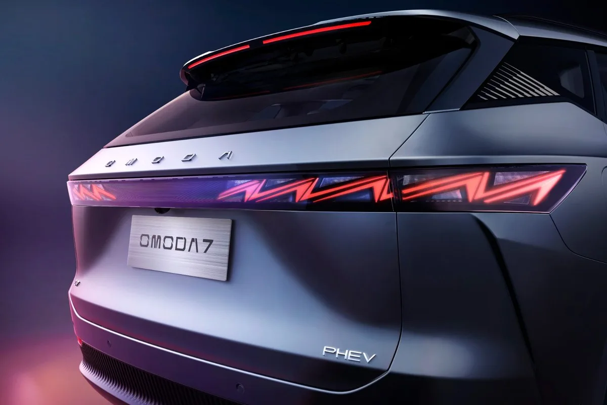 Omoda 7 tailgate with lit rear light bar and PHEV badge