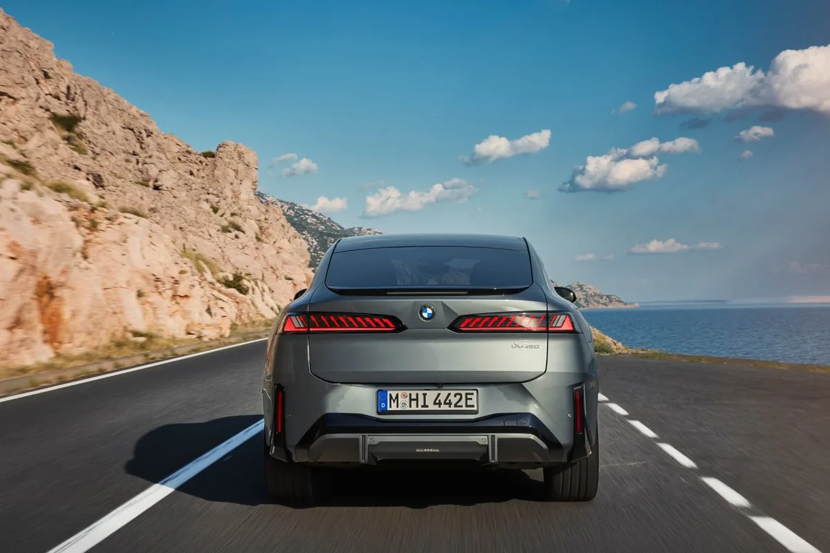 Rear of the BMW iX4 50 with full-width tail lights