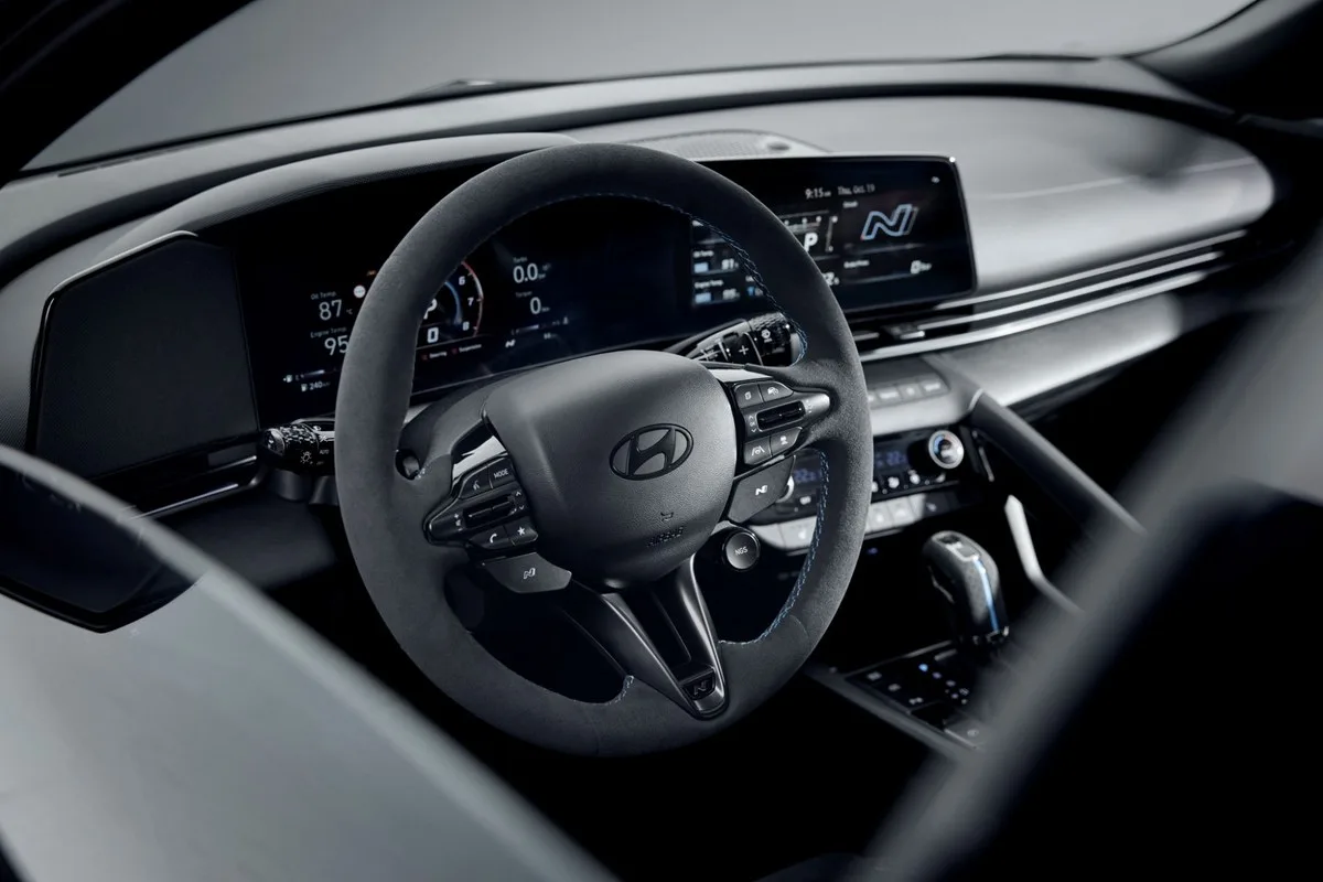 Alcantara steering wheel with black buttons in the Hyundai i30 Sedan N Monochrome