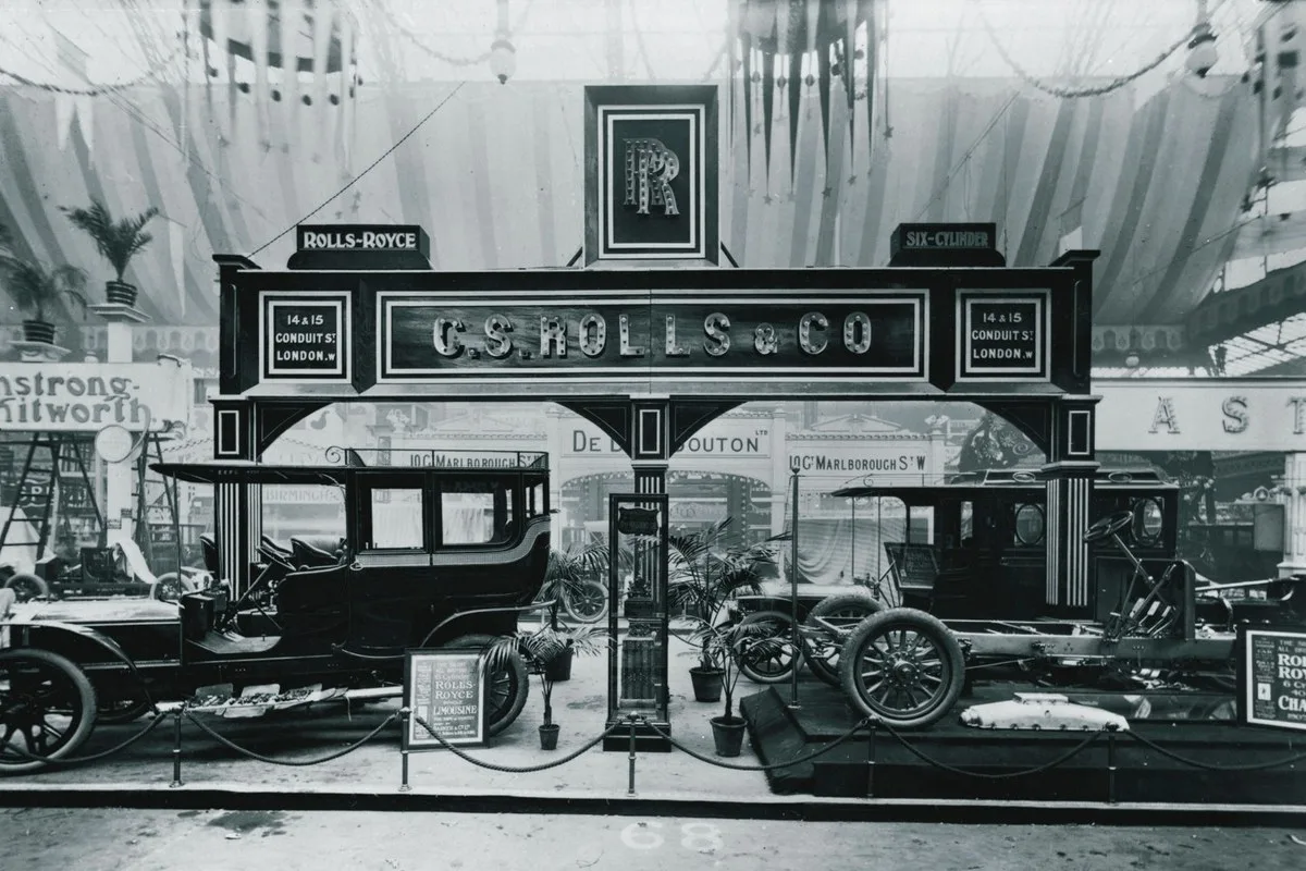 Black and white photo of the C.S. Rolls & Co Rolls-Royce six-cylinder show stand with a limousine and a bare 40/50 chassis