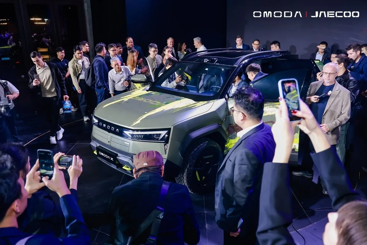Crowd photographing the Omoda X at the Omoda X Night reveal